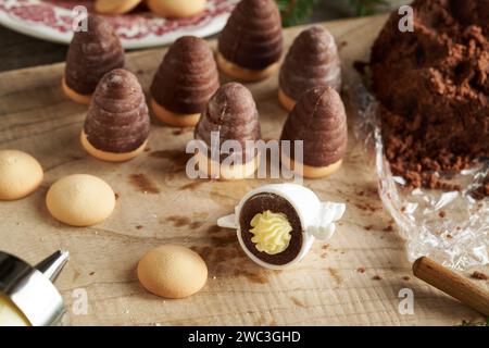 Alveari volanti o nidi di vespa, biscotti di Natale cechi senza cottura, con crema di eggnog Foto Stock
