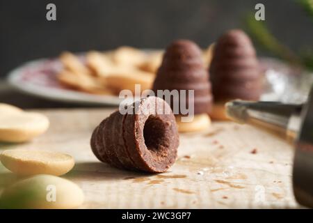 Preparazione di alveari o nidi di vespe, biscotti di Natale cechi senza cottura ripieni di crema di eggnog Foto Stock