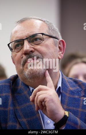 St Pietroburgo, Russia. 13 gennaio 2024. Candidato presidenziale russo del partito dell'iniziativa civile Boris Nadezhdin visto durante un incontro con i suoi sostenitori a San Pietroburgo. Boris Nadezhdin, un candidato alle elezioni presidenziali del 2024 del partito dell'iniziativa civile contro l'attuale presidente Vladimir Putin, ha tenuto un incontro con i suoi sostenitori a St. Petersburg, parlando del suo programma presidenziale e rispondendo alle domande della gente. Credito: SOPA Images Limited/Alamy Live News Foto Stock