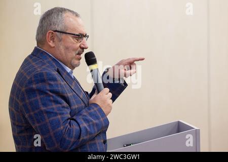 St Pietroburgo, Russia. 13 gennaio 2024. Il candidato presidenziale russo del partito dell'iniziativa civile Boris Nadezhdin parla durante un incontro con i suoi elettori a San Pietroburgo. Boris Nadezhdin, un candidato alle elezioni presidenziali del 2024 del partito dell'iniziativa civile contro l'attuale presidente Vladimir Putin, ha tenuto un incontro con i suoi sostenitori a St. Petersburg, parlando del suo programma presidenziale e rispondendo alle domande della gente. Credito: SOPA Images Limited/Alamy Live News Foto Stock