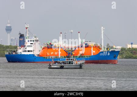 SAMUT PRAKAN, THAILANDIA, DEC 15 2023, la cisterna GPL naviga sul fiume verso il mare Foto Stock