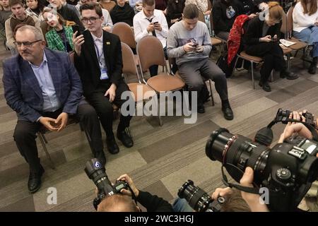 St Pietroburgo, Russia. 13 gennaio 2024. Candidato presidenziale russo del partito dell'iniziativa civile Boris Nadezhdin visto durante un incontro con i suoi sostenitori a San Pietroburgo. Boris Nadezhdin, un candidato alle elezioni presidenziali del 2024 del partito dell'iniziativa civile contro l'attuale presidente Vladimir Putin, ha tenuto un incontro con i suoi sostenitori a St. Petersburg, parlando del suo programma presidenziale e rispondendo alle domande della gente. (Foto di Artem Priakhin/SOPA Images/Sipa USA) credito: SIPA USA/Alamy Live News Foto Stock