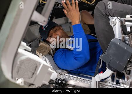 Houston, Stati Uniti. 8 dicembre 2023. All'interno dell'Orion Mockup, il pilota di Artemis II Victor Glover della NASA prende parte all'addestramento di emergenza all'uscita presso il Johnson Space Center, l'8 dicembre 2023 a Houston, Texas. Crediti: James Blair/NASA/Alamy Live News Foto Stock