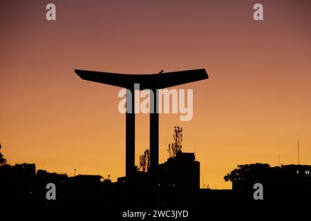 Sagoma dei monumenti di Pracinhas a Rio de Janeiro, Brasile - 23 aprile 2023: Sagoma del monumento di Pracinhas su uno splendido tramonto a Rio de Janeiro Foto Stock