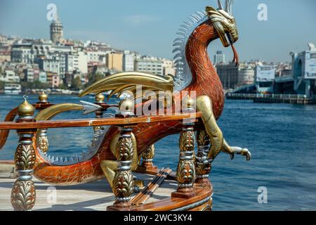 Figura del drago sul battello ristorante (Torre Galata sullo sfondo), Eminonu, Istanbul, Turchia Foto Stock