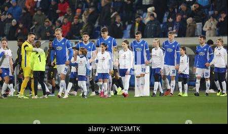 Darmstadt, Deutschland. 13 gennaio 2024. 13.01.2024, xdcx, Fussball Bundesliga, SV Darmstadt 98 - Borussia Dortmund, emonline, emspor, despor, v.l., LE NORMATIVE EINLAUF DER MANNSCHAFTEN DFL/DFB VIETANO L'USO DI FOTOGRAFIE COME SEQUENZE DI IMMAGINI E/O QUASI-VIDEO. Credito: dpa/Alamy Live News Foto Stock