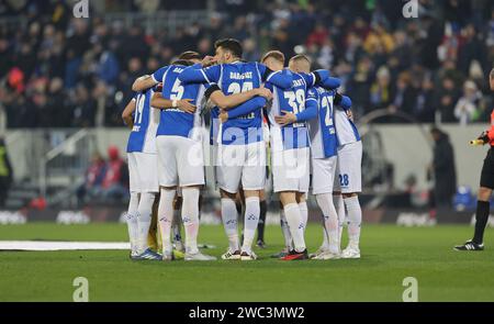 Darmstadt, Deutschland. 13 gennaio 2024. 13.01.2024, xdcx, Fussball Bundesliga, SV Darmstadt 98 - Borussia Dortmund, emonline, emspor, despor, v.l., LE NORMATIVE MANNSCHAFTSKREIS VOR DEM SPIEL DFL/DFB VIETANO L'USO DI FOTOGRAFIE COME SEQUENZE DI IMMAGINI E/O QUASI-VIDEO. Credito: dpa/Alamy Live News Foto Stock