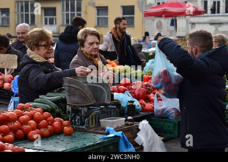 Zagabria, Croazia : 01,05,2024 : mercato vegetale chiamato Dolac nel centro di Zagabria, la capitale della Croazia. Foto Stock