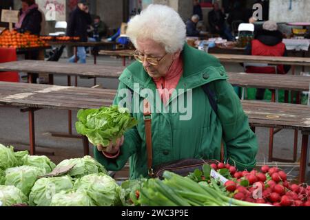 Zagabria, Croazia : 01,05,2024 : mercato vegetale chiamato Dolac nel centro di Zagabria, la capitale della Croazia. Foto Stock