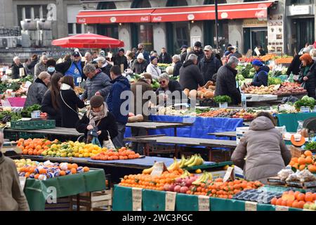 Zagabria, Croazia : 01,05,2024 : mercato vegetale chiamato Dolac nel centro di Zagabria, la capitale della Croazia. Foto Stock