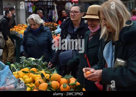 Zagabria, Croazia : 01,05,2024 : mercato vegetale chiamato Dolac nel centro di Zagabria, la capitale della Croazia. Foto Stock