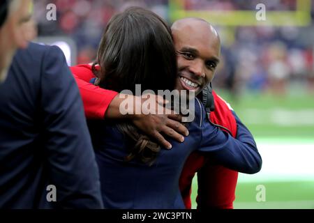 Houston, Texas, Stati Uniti. 13 gennaio 2024. Il capo-allenatore degli Houston Texans Demeco Ryans abbraccia Hannah McNair, moglie del proprietario degli Houston Texans Cal McNair, prima della partita di playoff della AFC Wild Card tra gli Houston Texans e i Cleveland Browns all'NRG Stadium di Houston, Texas, il 13 gennaio 2024. (Immagine di credito: © Erik Williams/ZUMA Press Wire) SOLO USO EDITORIALE! Non per USO commerciale! Foto Stock