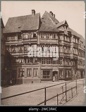 Street Face with Hoekhuis in Hildesheim, E. Mertens & Cie (possibile), 1880 - 1900 stampa fotomeccanica Hildesheim paper collotype urban Housing Hildesheim Foto Stock
