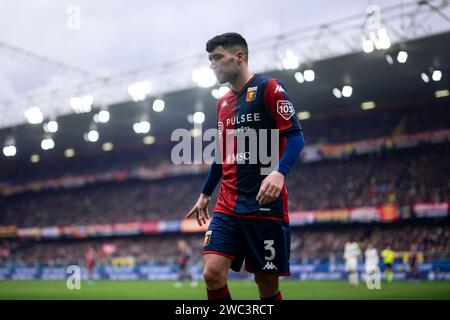 Genova, Italia. 13 gennaio 2024. Aaron Martin del Genoa CFC guarda in scena durante la partita di serie A tra Genoa CFC e Torino FC. Crediti: Nicolò campo/Alamy Live News Foto Stock