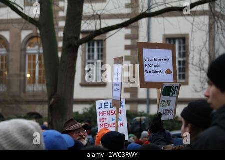 Dopo che i pensatori laterali, i cittadini del Reich, gli estremisti di destra e altri partecipanti hanno iniziato una manifestazione a Göttingen, in Germania, sabato scorso, rappresentanti di dieci diverse organizzazioni e persone hanno partecipato al movimento contro. (Foto di Tubal Sapkota/Pacific Press) credito: Pacific Press Media Production Corp./Alamy Live News Foto Stock