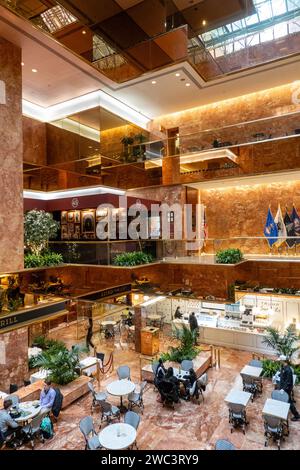 L'interno della Trump Tower ospita sia ristoranti che negozi, New York City, USA, 2024 Foto Stock