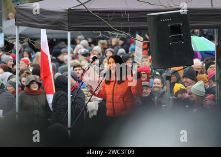 Dopo che i pensatori laterali, i cittadini del Reich, gli estremisti di destra e altri partecipanti hanno iniziato una manifestazione a Göttingen, in Germania, sabato scorso, rappresentanti di dieci diverse organizzazioni e persone hanno partecipato al movimento contro. (Foto di Tubal Sapkota/Pacific Press) credito: Pacific Press Media Production Corp./Alamy Live News Foto Stock