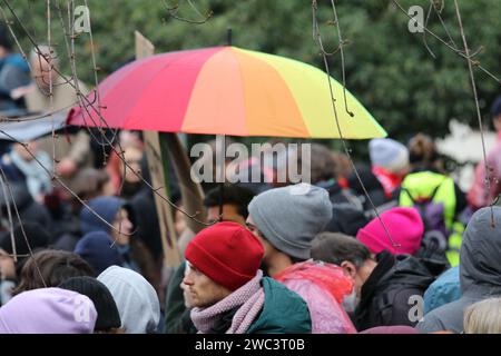 Dopo che i pensatori laterali, i cittadini del Reich, gli estremisti di destra e altri partecipanti hanno iniziato una manifestazione a Göttingen, in Germania, sabato scorso, rappresentanti di dieci diverse organizzazioni e persone hanno partecipato al movimento contro. (Foto di Tubal Sapkota/Pacific Press) credito: Pacific Press Media Production Corp./Alamy Live News Foto Stock