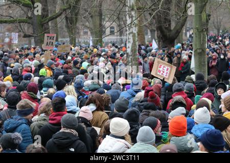 Dopo che i pensatori laterali, i cittadini del Reich, gli estremisti di destra e altri partecipanti hanno iniziato una manifestazione a Göttingen, in Germania, sabato scorso, rappresentanti di dieci diverse organizzazioni e persone hanno partecipato al movimento contro. (Foto di Tubal Sapkota/Pacific Press) credito: Pacific Press Media Production Corp./Alamy Live News Foto Stock