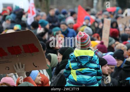 Dopo che i pensatori laterali, i cittadini del Reich, gli estremisti di destra e altri partecipanti hanno iniziato una manifestazione a Göttingen, in Germania, sabato scorso, rappresentanti di dieci diverse organizzazioni e persone hanno partecipato al movimento contro. (Foto di Tubal Sapkota/Pacific Press) credito: Pacific Press Media Production Corp./Alamy Live News Foto Stock