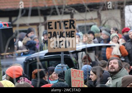 13 gennaio 2024, GÃ¶Ttingen, bassa Sassonia, Germania: Dopo che i pensatori laterali, i cittadini del Reich, gli estremisti di destra e altri partecipanti hanno iniziato una manifestazione a GÃ¶ttingen, in Germania, sabato, rappresentanti di dieci diverse organizzazioni e persone hanno partecipato al movimento contro. (Immagine di credito: © Tubal Sapkota/Pacific Press via ZUMA Press Wire) SOLO USO EDITORIALE! Non per USO commerciale! Foto Stock