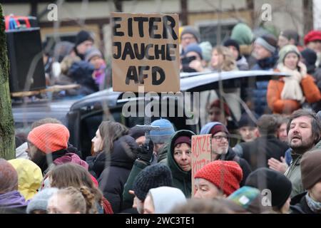 13 gennaio 2024, GÃ¶Ttingen, bassa Sassonia, Germania: Dopo che i pensatori laterali, i cittadini del Reich, gli estremisti di destra e altri partecipanti hanno iniziato una manifestazione a GÃ¶ttingen, in Germania, sabato, rappresentanti di dieci diverse organizzazioni e persone hanno partecipato al movimento contro. (Immagine di credito: © Tubal Sapkota/Pacific Press via ZUMA Press Wire) SOLO USO EDITORIALE! Non per USO commerciale! Foto Stock