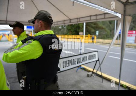 Tulcan, Ecuador. 13 gennaio 2024. La polizia nazionale dell'Ecuador controlla il confine tra il conflitto armato interno dell'Ecuador mentre la violenza narco si diffonde in tutto il paese, il 13 gennaio 2024, a Tulcan, Ecuador. Il ponte di confine tra Colombia e Ecuador Rumichaca fu pesantemente applicato dall'esercito colombiano dopo le accuse che l'alias "Fito" fuggì in Colombia dopo essere fuggito dalla presione. Foto di: Camilo Erasso/Long Visual Press Credit: Long Visual Press/Alamy Live News Foto Stock