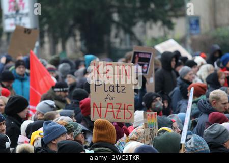 13 gennaio 2024, GÃ¶Ttingen, bassa Sassonia, Germania: Dopo che i pensatori laterali, i cittadini del Reich, gli estremisti di destra e altri partecipanti hanno iniziato una manifestazione a GÃ¶ttingen, in Germania, sabato, rappresentanti di dieci diverse organizzazioni e persone hanno partecipato al movimento contro. (Immagine di credito: © Tubal Sapkota/Pacific Press via ZUMA Press Wire) SOLO USO EDITORIALE! Non per USO commerciale! Foto Stock