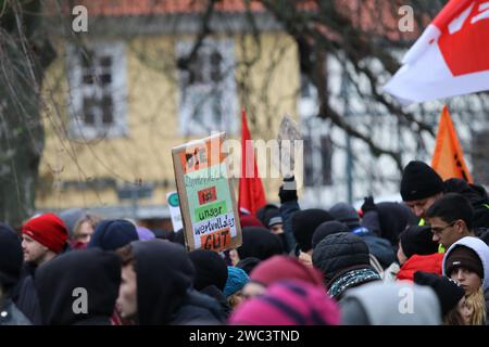 13 gennaio 2024, GÃ¶Ttingen, bassa Sassonia, Germania: Dopo che i pensatori laterali, i cittadini del Reich, gli estremisti di destra e altri partecipanti hanno iniziato una manifestazione a GÃ¶ttingen, in Germania, sabato, rappresentanti di dieci diverse organizzazioni e persone hanno partecipato al movimento contro. (Immagine di credito: © Tubal Sapkota/Pacific Press via ZUMA Press Wire) SOLO USO EDITORIALE! Non per USO commerciale! Foto Stock