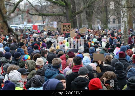 13 gennaio 2024, GÃ¶Ttingen, bassa Sassonia, Germania: Dopo che i pensatori laterali, i cittadini del Reich, gli estremisti di destra e altri partecipanti hanno iniziato una manifestazione a GÃ¶ttingen, in Germania, sabato, rappresentanti di dieci diverse organizzazioni e persone hanno partecipato al movimento contro. (Immagine di credito: © Tubal Sapkota/Pacific Press via ZUMA Press Wire) SOLO USO EDITORIALE! Non per USO commerciale! Foto Stock