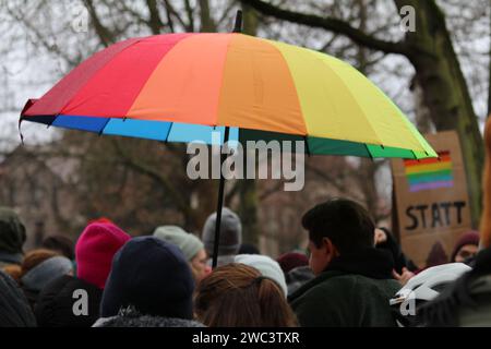 13 gennaio 2024, GÃ¶Ttingen, bassa Sassonia, Germania: Dopo che i pensatori laterali, i cittadini del Reich, gli estremisti di destra e altri partecipanti hanno iniziato una manifestazione a GÃ¶ttingen, in Germania, sabato, rappresentanti di dieci diverse organizzazioni e persone hanno partecipato al movimento contro. (Immagine di credito: © Tubal Sapkota/Pacific Press via ZUMA Press Wire) SOLO USO EDITORIALE! Non per USO commerciale! Foto Stock