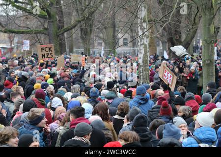 13 gennaio 2024, GÃ¶Ttingen, bassa Sassonia, Germania: Dopo che i pensatori laterali, i cittadini del Reich, gli estremisti di destra e altri partecipanti hanno iniziato una manifestazione a GÃ¶ttingen, in Germania, sabato, rappresentanti di dieci diverse organizzazioni e persone hanno partecipato al movimento contro. (Immagine di credito: © Tubal Sapkota/Pacific Press via ZUMA Press Wire) SOLO USO EDITORIALE! Non per USO commerciale! Foto Stock