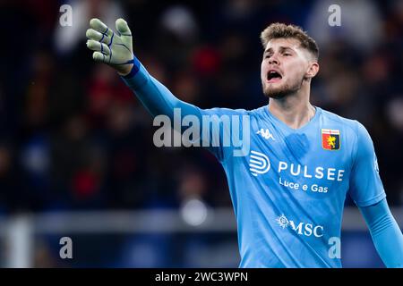 Genova, Italia. 13 gennaio 2024. Josep Martinez del Genoa CFC gestisce durante la partita di serie A tra Genoa CFC e Torino FC. Crediti: Nicolò campo/Alamy Live News Foto Stock