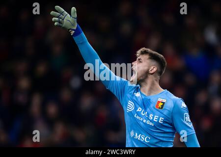 Genova, Italia. 13 gennaio 2024. Josep Martinez del Genoa CFC reagisce durante la partita di serie A tra Genoa CFC e Torino FC. Crediti: Nicolò campo/Alamy Live News Foto Stock