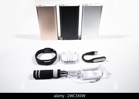 gruppi di alimentazione mobili con dispositivi elettronici portatili su sfondo bianco isolati Foto Stock