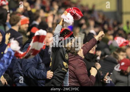 I tifosi di Barnsley celebrano un gol segnato da Corey o'Keeffe di Barnsley durante la partita della Sky Bet League 1 Barnsley contro Bristol Rovers a Oakwell, Barnsley, Regno Unito, il 13 gennaio 2024 (foto di Alfie Cosgrove/News Images) Foto Stock