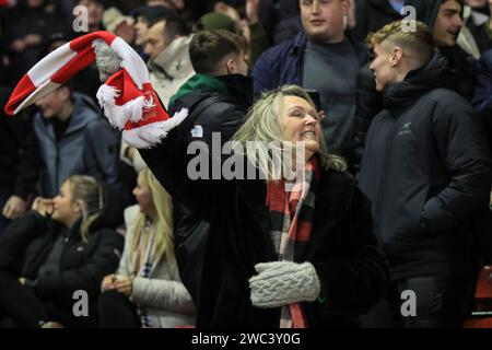 I tifosi di Barnsley celebrano un gol segnato da Corey o'Keeffe di Barnsley durante la partita della Sky Bet League 1 Barnsley contro Bristol Rovers a Oakwell, Barnsley, Regno Unito, il 13 gennaio 2024 (foto di Alfie Cosgrove/News Images) Foto Stock