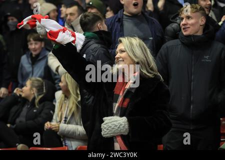 I tifosi di Barnsley celebrano un gol segnato da Corey o'Keeffe di Barnsley durante la partita della Sky Bet League 1 Barnsley contro Bristol Rovers a Oakwell, Barnsley, Regno Unito, il 13 gennaio 2024 (foto di Alfie Cosgrove/News Images) Foto Stock