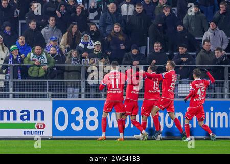 Zwolle, Paesi Bassi. 13 gennaio 2024. ZWOLLE, PAESI BASSI - 13 GENNAIO: Pelle van Amersfoort del SC Heerenveen, Anas Tahiri del SC Heerenveen, Simon Olsson del SC Heerenveen, Luuk Brouwers del SC Heerenveen, Oliver Braude dello SC Heerenveen festeggia il primo gol della sua squadra davanti ai tifosi del PEC Zwolle durante la partita olandese Eredivisie tra PEC Zwolle e SC Heerenveen al MAC3 Park Stadium il 13 gennaio 2024 a Zwolle, Paesi Bassi. (Foto di Ben Gal/Orange Pictures) credito: dpa/Alamy Live News Foto Stock