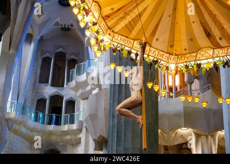 Baldacchino dell'altare maggiore con Gesù Cristo sulla croce all'interno della Sagrada Família di Antoni Galdí, Barcellona, Spagna Foto Stock