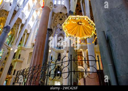 Baldacchino dell'altare maggiore con Gesù Cristo sulla croce all'interno della Sagrada Família di Antoni Galdí, Barcellona, Spagna Foto Stock