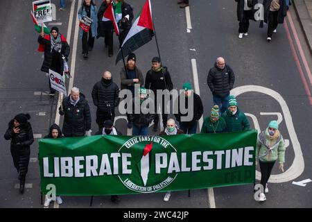 Londra, Regno Unito. 13 gennaio 2024. I sostenitori del Celtic FC si uniscono a decine di migliaia di manifestanti pro-palestinesi che partecipano a una giornata globale d'azione per chiedere un immediato cessate il fuoco a Gaza. La marcia, dalla città di Londra a Westminster, è stata organizzata da Palestine Solidarity Campaign, Stop the War Coalition, Friends of al-Aqsa, Muslim Association of Britain, Palestinian Forum in Britain e CND. Crediti: Mark Kerrison/Alamy Live News Foto Stock