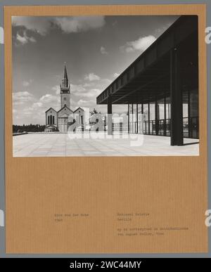 Neue Nationalgalerie di Mies van der Rohe, con Matthäuskirche sullo sfondo, Berlino, R. Friedrich, dopo il 1968 - c. 1975 fotografare Una foto di Neue Nationalgalerie sulla portaerei. Supporto fotografico Berlino stampa argento gelatina Mosca Foto Stock