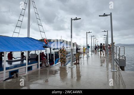 Santos, Brasile. 13 gennaio 2024. Vista del molo della barca a Ponta da Praia a Santos, San Paolo, Brasile, il 13 gennaio 2024. (Foto di Igor do vale/Sipa USA) credito: SIPA USA/Alamy Live News Foto Stock