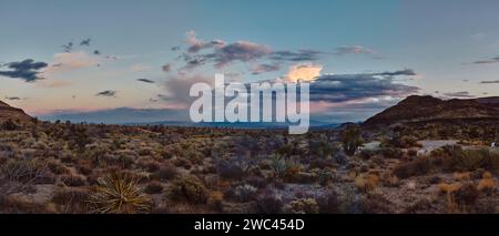 Panorama del deserto del Mojave con i tramonti del campeggio Hole-in-the-Wall Foto Stock