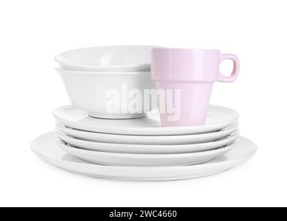 Bellissimi piatti, ciotole e tazze in ceramica isolati su bianco Foto Stock