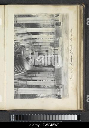 Interno della chiesa di St Botolph a Boston (Inghilterra), 1900 Fotografia parte di Reisalbum con foto di luoghi di interesse in Inghilterra e Francia. Giornale di Boston. parti di supporto fotografico dell'interno della chiesa: navata. Fonte battesimale Boston Foto Stock