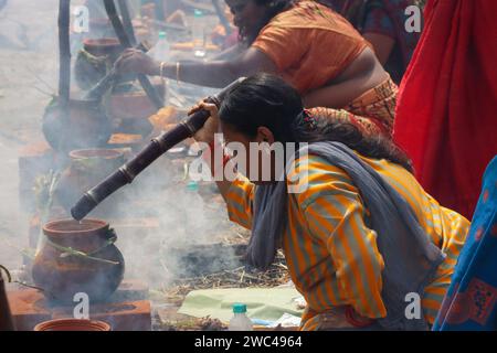 Chennai, India. 14 gennaio 2024. In occasione del festival Pongal, tutte le donne celebrano con uguaglianza il Pongal mettendo Pongal al festival Samatwa Pongal che si tiene nel mercato di Koyambedu, Chennai. Pongal, noto anche come Thai Pongal, è un festival del raccolto di più giorni celebrato dai Tamil in tutto il mondo. Si osserva nel mese della Thailandia secondo il calendario solare tamil e di solito cade il 14 o 15 gennaio. È dedicato al Dio della luce Surya, noto anche come Dio del Sole e corrisponde a Makar Sankranti, la festa del raccolto. Crediti: Seshadri SUKUMAR/Alamy Live News Foto Stock