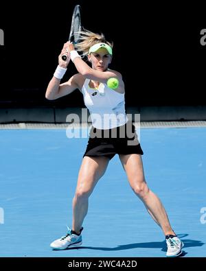 Melbourne, Australia. 14 gennaio 2024. La 28esima testa di serie Ucraina LESIA TSURENKO in azione contro l'italiana LUCIA BRONZETTI all'Arena 1573 in una partita del primo turno del singolare femminile il giorno 1 dell'Australian Open 2024 a Melbourne, Australia. Sydney Low/Cal Sport Media/Alamy Live News Foto Stock