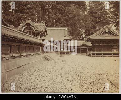 Niko, tempel, Anonymous, c. 1865 - c. 1870 Photograph Japan paper albumen print Japan Foto Stock